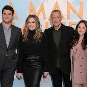 Truman Hanks, Rita Wilson, Tom Hanks och Mariana Treviño på en premiär av ”A man called Otto”.