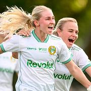 Hammarbys Emilie Joramo och Mari Nyhagen firar.