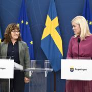 Jämställdhets- och arbetslivsminister Paulina Brandberg (L, till höger) presenterar Lise Tamm som ny generaldirektör för Jämställdhetsmyndigheten.