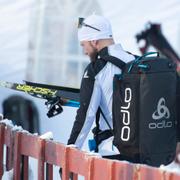 Martin Johnsrud Sundby bärandes på skidorna efter att han brutit den norska längdpremiären.