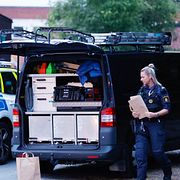 Polis på plats vid en skola i Ronna i Södertälje efter att en person skjutits på måndagskvällen. 