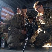 Amerikanska soldater underhåller vapen.