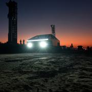 En Cybertruck från Tesla framför en raket från Space X i Texas i USA. 