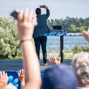 Sverigedemokraternas partiledare Jimmie Åkesson tar en selfie med publiken under ett sommartal i Sölvesborg. Arkivbild.