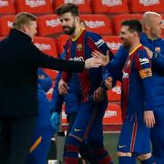 Barcelonas Lionel Messi skakar hand med tränaren Ronald Koeman efter cupmatchen mot Sevilla i går.