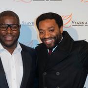 Steve McQueen, till vänster, med 12 Years a Slave-skådisen  Chiwetel Ejiofor.