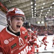 Timrås Johannes Kinnvall jublar efter slutsignalen i torsdagens ishockeymatch i SHL mellan Timrå IK och Växjö Lakers HC i NHK Arena.