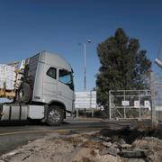 Lastbil med nödhjälp vid gränsen till Gaza.