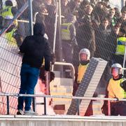 Poliser vid Djurgårdens och Västerås SKs supportrar under ett spelavbrott under träningsmatchen i fotboll mellan Västerås SK och Djurgården den 27 januari 2024 i Västerås. 
