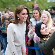 Prinsessan Catherine träffar vanligt folk i Nottingham i England i oktober förra året. 