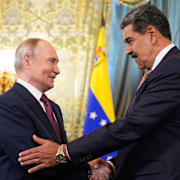 I maj hälsade Maduro på Vladimir Putin i Moskva.