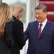 Donald och Melania Trump hälsar Xi Jinping och hans fru Peng Liyuan välkomna på Joint Base Andrews, Maryland, USA den 23 september 2026.