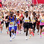 Suldan Hassan, Sverige, Zerei Mezngi Kbrom, Norge, och Sondre Nordstad Moen, Norge, längst fram vid starten av Göteborgsvarvet 2026.
