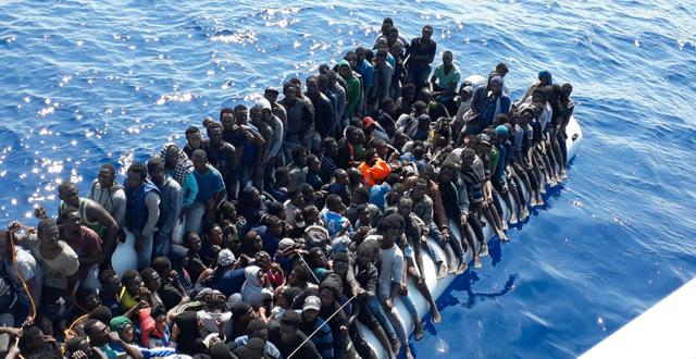 Migranter på en båt som stoppats av den libyska kustbevakningen. Bilden är från i juni och har publicerats av den libyska kustbevakningen.  TT NYHETSBYRÅN