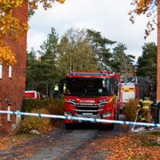 En brand har brutit ut i ett flerfamiljshus i stadsdelen Ronna i Södertälje. Polisen misstänker mordbrand.