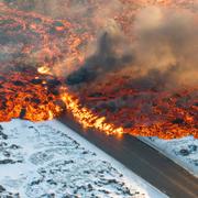 Lava vid en väg som leder till Grindavík.