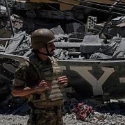 Libanesiska soldater vid hus som förstörts i strider mellan Hizbollah och israeliska trupper i Dibbine, sydöstra Libanon, den 5 juni 2026.