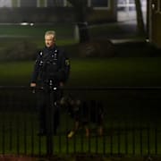 Polis på plats efter skjutningen i fredags. 