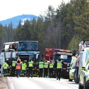 Räddningstjänsten på plats efter bussolyckan i Härjedalen i april 2017.