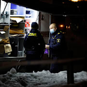 Poliser på brottsplatsen, 25 december. 