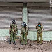 Poliser vid en butik i Nairobi dagen efter våldsamma protester i staden. 