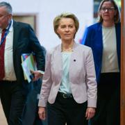 EU-kommissionens ordförande Ursula von del Leyen i mitten. 