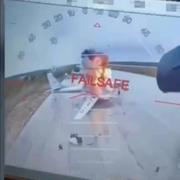 Skärmdump som visar hur en ukrainsk drönare slår ut ett ryskt bombplan.