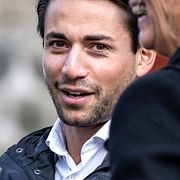 Nick Alinia tillsammans med Jessica Stegrud då gästerna anländer inför bröllopet mellan Sverigedemokraternas partiledare Jimmie Åkesson och Matilda Kärnerup.