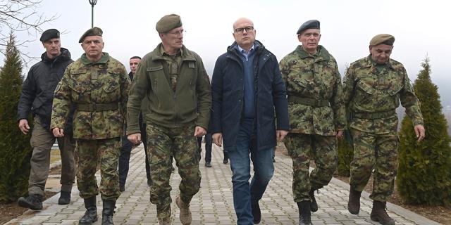 Serbiens försvarsminister Minister Milos Vucevic här i mitten. AP