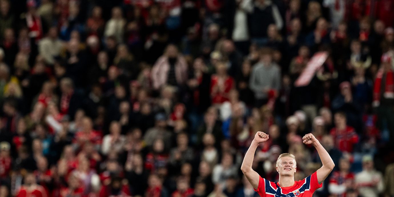 Erling Braut Haaland firar mot Danmark. 