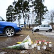 Blommor och ljus på parkeringen utanför Rekarnegymnasiet i Eskilstuna där en man i 20-årsåldern sköts förra veckan.