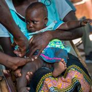 Ett barn i Malawi får vaccin mot malaria i WHO:s pilotprojekt 2019.