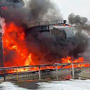 Oljecisterner i lågor efter en ukrainsk attack i Ryssland. Arkivbild från 2024.