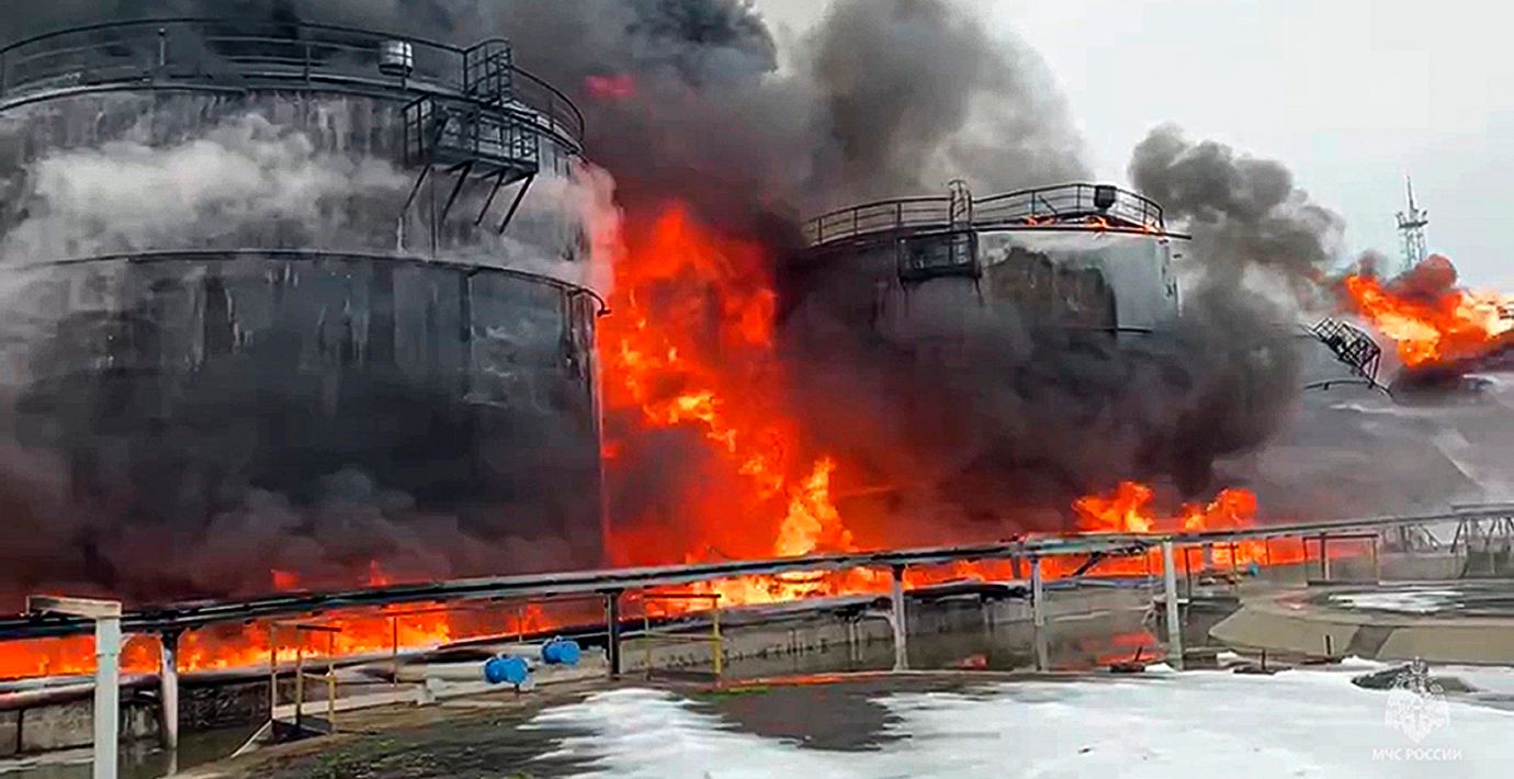 Oljecisterner i lågor efter en ukrainsk attack i Ryssland. Arkivbild från 2024.