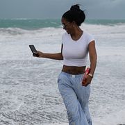 Kvinna besöker en strand i Kingston,