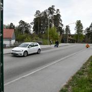 Två personer blev på denna plats i Gottsunda i Uppsala påkörda av en polisbil på fredagen.