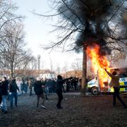 Motdemonstranter har satt eld på en polisbuss i Sveaparken i Örebro/Arkivbild, april 2022