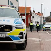 Polis på platsen där två män hittades ihjälskjutna i ett villaområde i Grimmered.