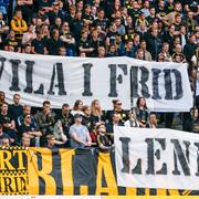 AIK-fansen hyllade Lennart Johansson på tisdagens match.