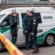 Litauisk polis utanför Volkovs hem i Vilnius efter attacken. 