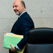 EU:s ekonomikommissionär Pierre Moscovici med sin rapport.