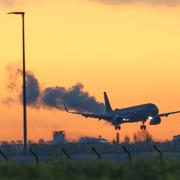 Ett Airbus-plan med tyska medborgare som evakuerats från Sudan landar i Berlin på måndagsmorgonen. 