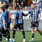 Tobias Anker grattas till mål 3-0 av Mohamed Soumah.