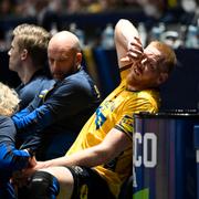 Sveriges Jim Gottfridsson har skadat handen under onsdagens kvartsfinal i handbolls-VM.