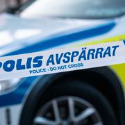 Polisbil och avspärrningsband. 