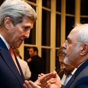 USA:s utrikesminister John Kerry i samtal med sin iranske kollega Mohammad Javad Zarif efter beskedet att Iran uppfyllt sina åtaganden