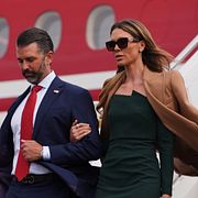 Donald Trump Jr och Bettina Trump på väg ut ur  Air Force One, 12 september.