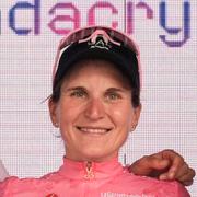 Elisa Longo Borghini, i den rosa ledartröjan, flankerad av Marlen Reusser och Sarah Gigante efter segern i eftermiddag. 