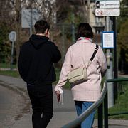 Människor går förbi en valaffisch från det styrande partiet Fidesz.