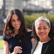 En av få familjemedlemmar som kommer på prinsbröllopet är Meghan Markles mamma Doria Ragland.